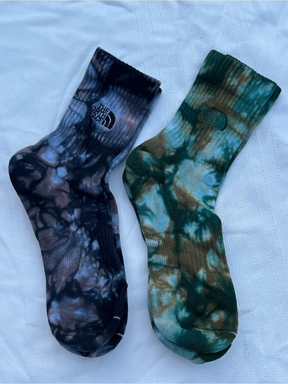 The North Face Men's Tie-Dye Hiking Crew Socks in Black & Green 2 Pairs - Picture 4 of 13